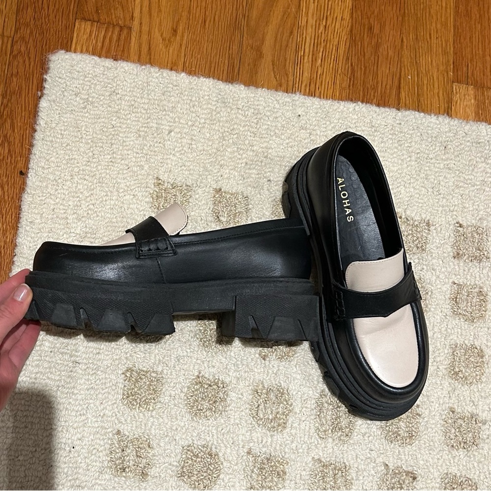 ALOHAS two tone lug sole leather loafer